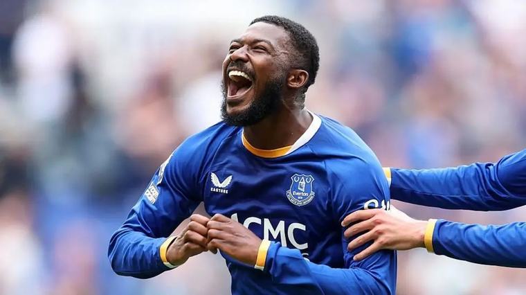 Maitland-Niles stunner earns Everton point against Man Utd