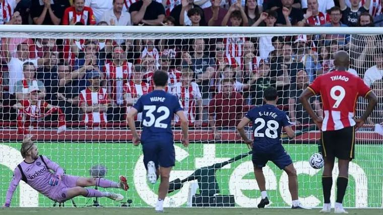 Le Fee's penalty rescues point for Sunderland at Brentford